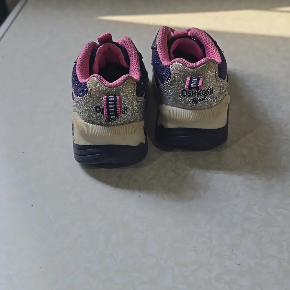 Oshkosh sneakers size 4‎